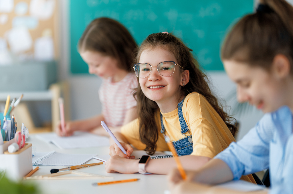 Trije učenci za mizo.